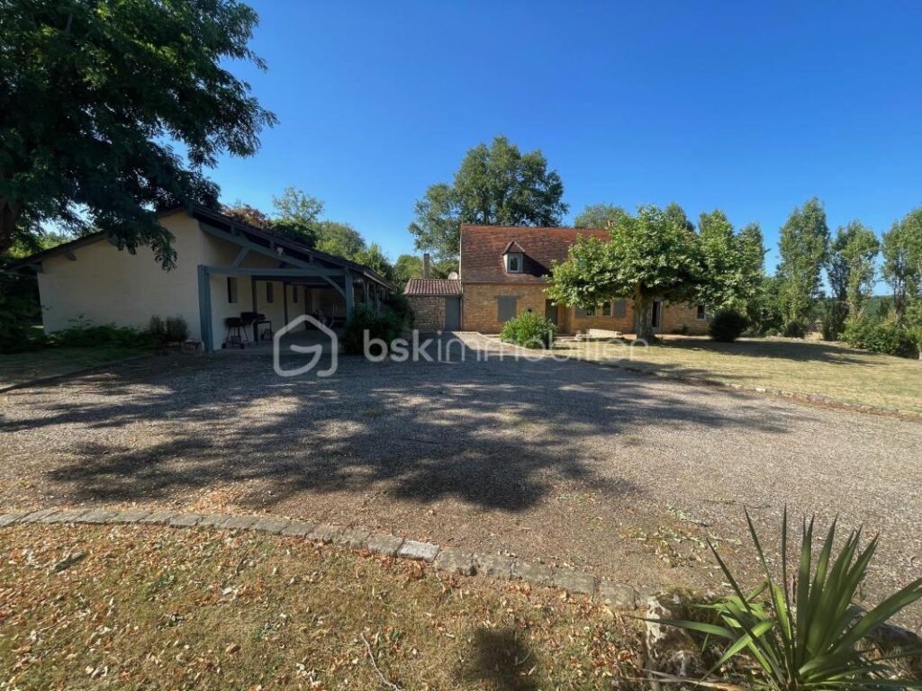 Propriété de 2 belles maisons de style Périgourdin avec piscine – 10 pièces – 6 chambres – 240 m²