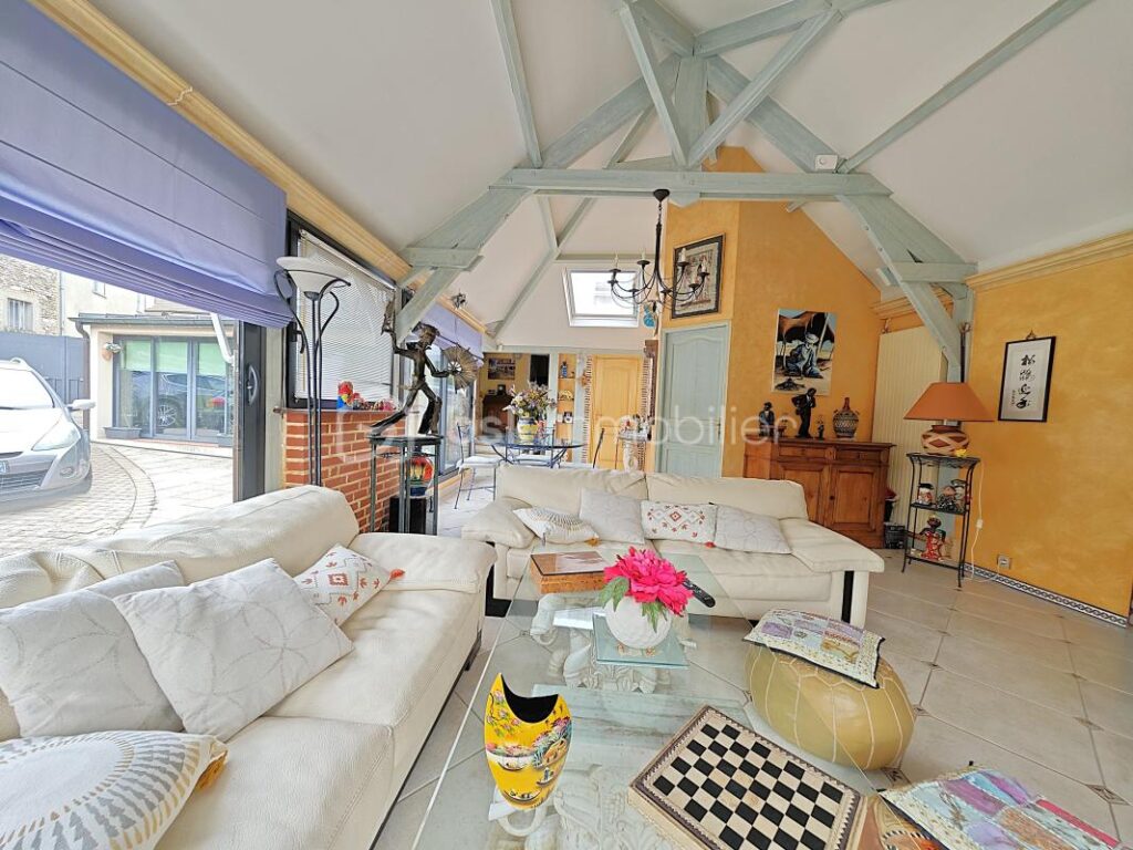 À 10 minutes de RAMBOUILLET, propriété de 220m²habitable sur terrain de 940m² avec une magnifique piscine de 5 M par 10 M – 4 pièces – 3 chambres – 171 m²