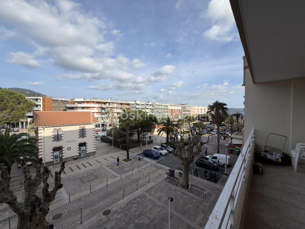 Cavalaire-sur-Mer (83240) – Appartement T4 traversant de plus de 84m2 en Centre Ville, à 150 m du bord de Mer – 4 pièces – 3 chambres – 84 m²