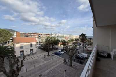 Cavalaire-sur-Mer (83240) – Appartement T4 traversant de plus de 84m2 en Centre Ville, à 150 m du bord de Mer – 4 pièces – 3 chambres – 84 m²