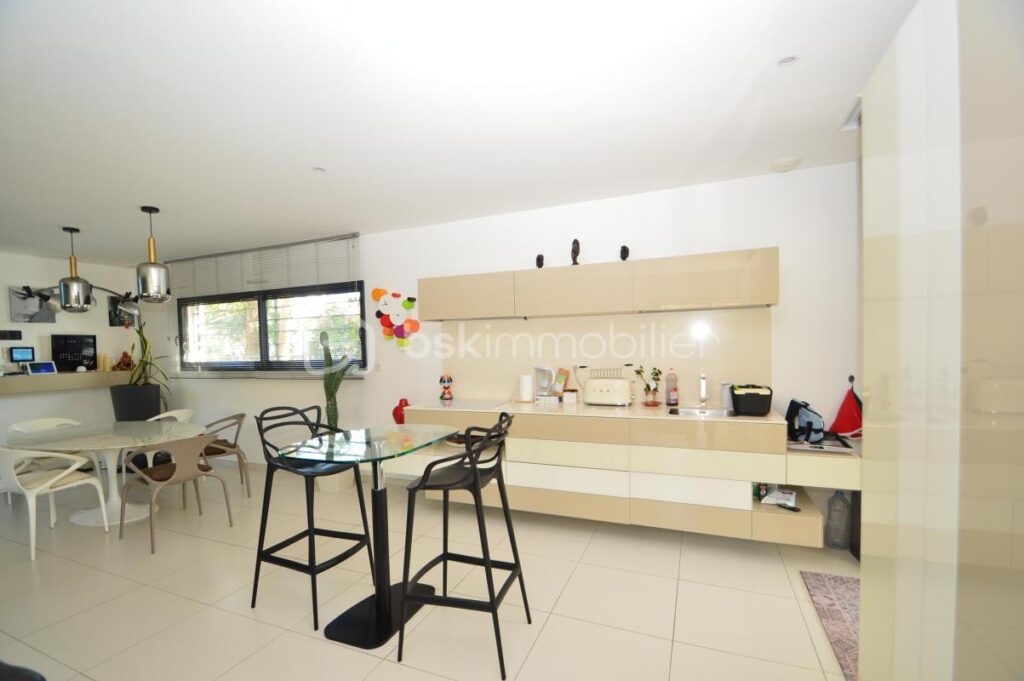 Belle villa avec jardin, garage et piscine – 5 pièces – 3 chambres – 180 m²