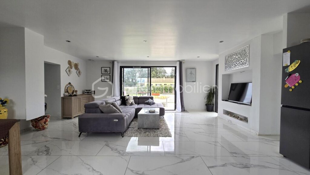 Villa contemporaine avec suite parentale en RDC, piscine, garage et grand jardin – 6 pièces – 4 chambres – 188 m²