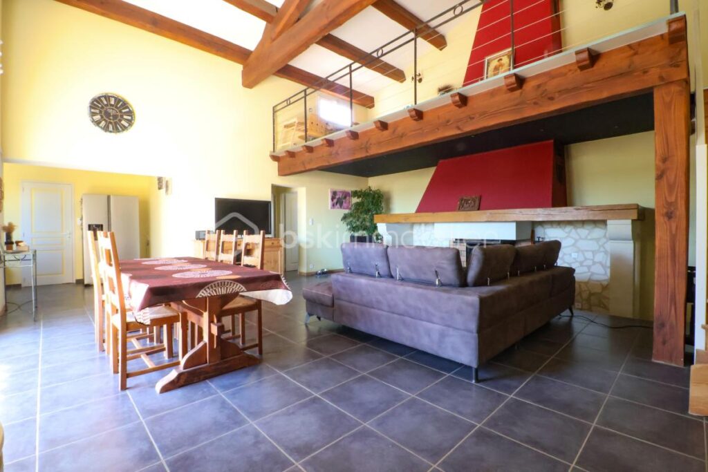 Villa Familiale 140 m², 3 Chambres, Piscine, Jacuzzi et Grand Garage – 5 pièces – 3 chambres – 140 m²