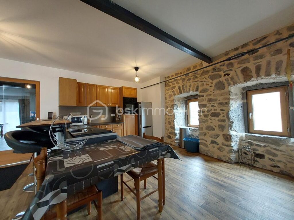 Ancienne grange rénovée avec vue dégagée – Fort potentiel en gîte – Freydefont (Saint-Nectaire) – 6 pièces – 4 chambres – 128 m²