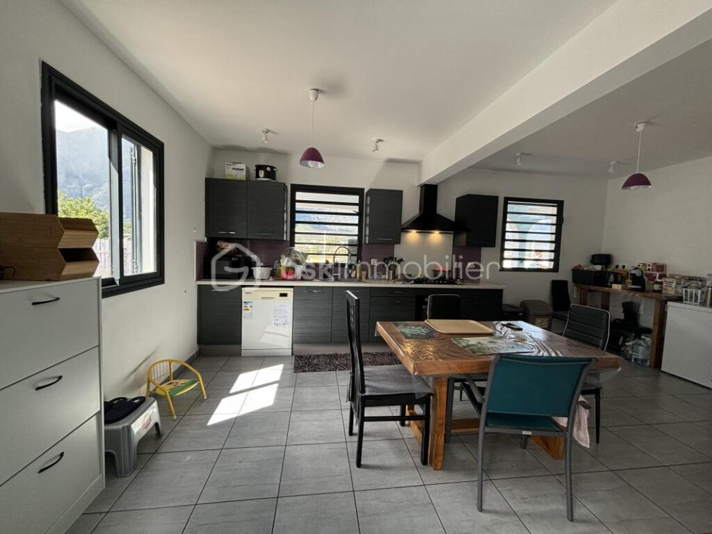 À vendre : Magnifique maison F5 de 2020 dans le cirque de Cilaos, à l’île de La Réunion – 5 pièces – 4 chambres – 137 m²