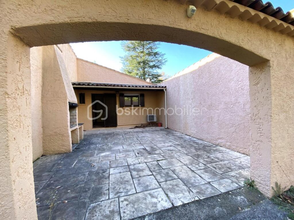 Maison traditionnelle de plain-pied de 133 m² – 6 pièces – 4 chambres + Grand Garage + Patio, sur un terrain de 4 000 m² – 6 pièces – 4 chambres – 133 m²