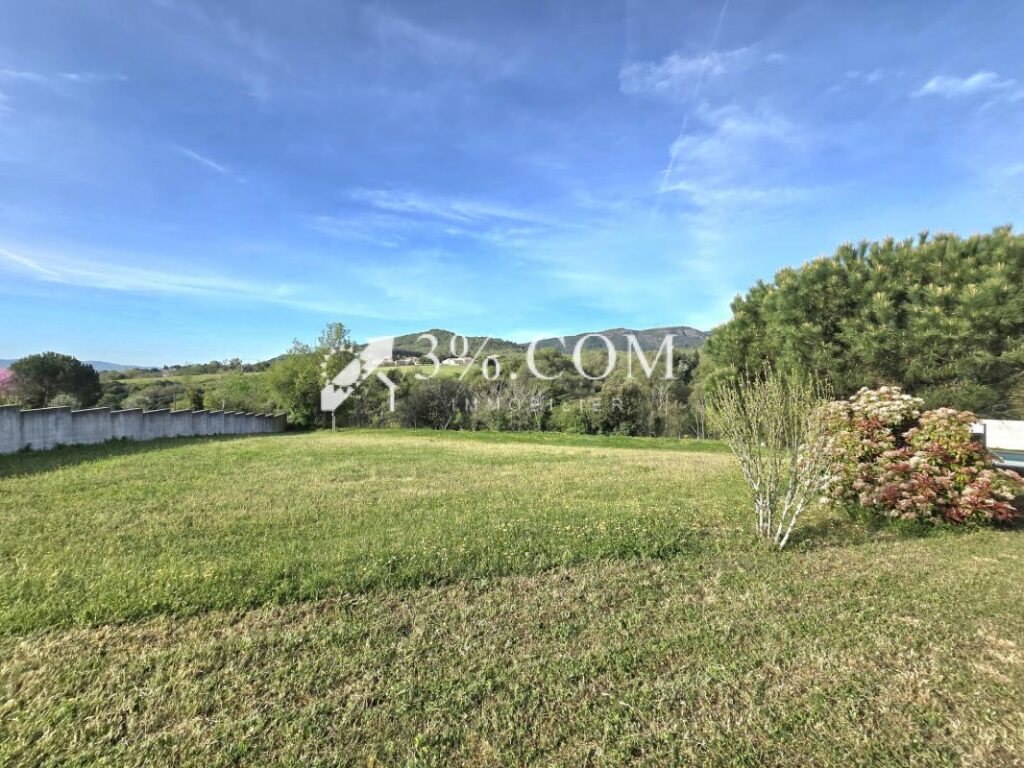 Terrain de 1148 m2 non viabilisé -plein sud et vue dégagée – NR pièces – NR chambres – 1148 m²