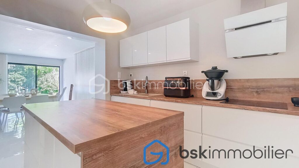 Maison INDIVIDUELLE LOCAL profession libérale – 8 pièces – 4 chambres – 210 m²