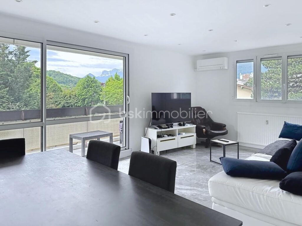 Appartement de 83 m2 avec terrasse – 4 pièces – 3 chambres – 82 m²