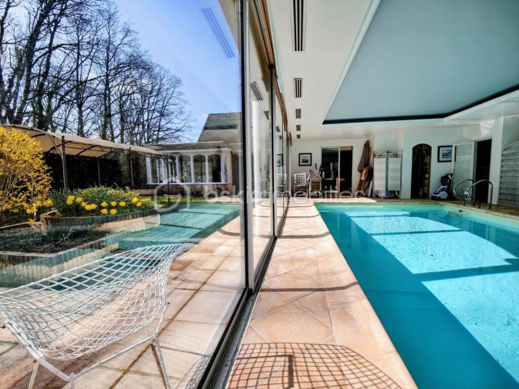Au calme, grande maison familiale 6 ch av jardin clos arboré, terrasse et piscine couverte – 15 pièces – 6 chambres – 390 m²