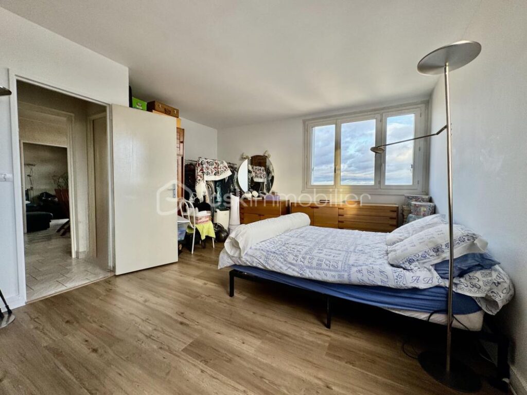 Appartement familial T5 spacieux + box – 111 m² – Stains – 5 pièces – 3 chambres – 111 m²