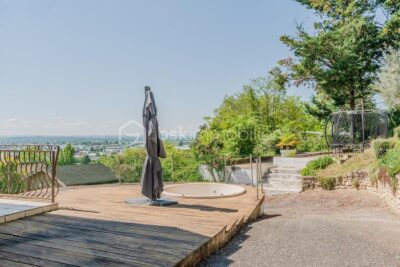 MAISON FAMILIALE AVEC VUE DÉGAGÉE, AU CALME DANS UN CADRE EXCEPTIONNEL PROCHE COMMODITÉS – 8 pièces – 5 chambres – 241 m²