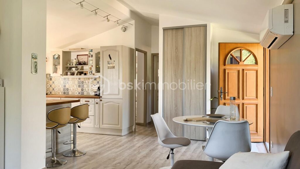 A Villeneuve-Loubet – Appartement 3 pièces atypique avec jardin de 200 m² et aperçu mer – 3 pièces – 2 chambres – 63 m²