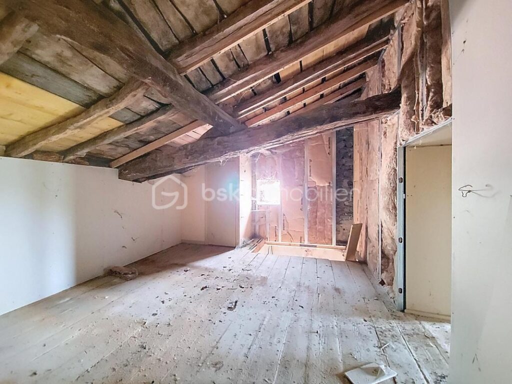 Maison à rénover avec fort potentiel – Le Perréon – Dépendances + terrain – 4 pièces – 3 chambres – 132 m²