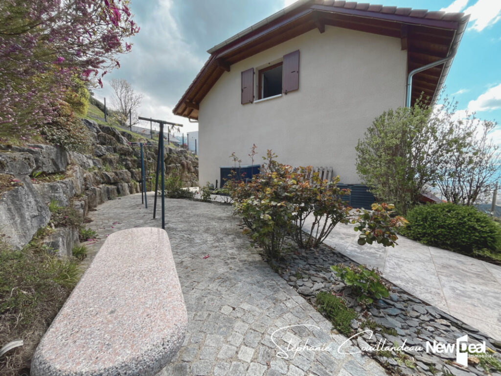 Jolie maison en parfait état avec grand terrain, piscine et belle vue lac à Grésy sur Aix – 5 pièces – 4 chambres – 119 m²
