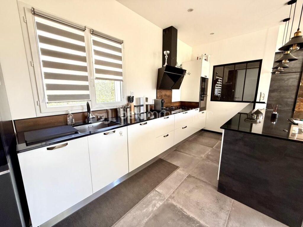 À VENDRE VILLA MODERNE 89M2 – 3 CHAMBRES + GARAGE – SUR 750 M2 DE TERRAIN À GRÉOUX LES BAINS – 4 pièces – 3 chambres – 88 m²