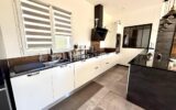 À VENDRE VILLA MODERNE 89M2 – 3 CHAMBRES + GARAGE – SUR 750 M2 DE TERRAIN À GRÉOUX LES BAINS – 4 pièces – 3 chambres – 88 m²