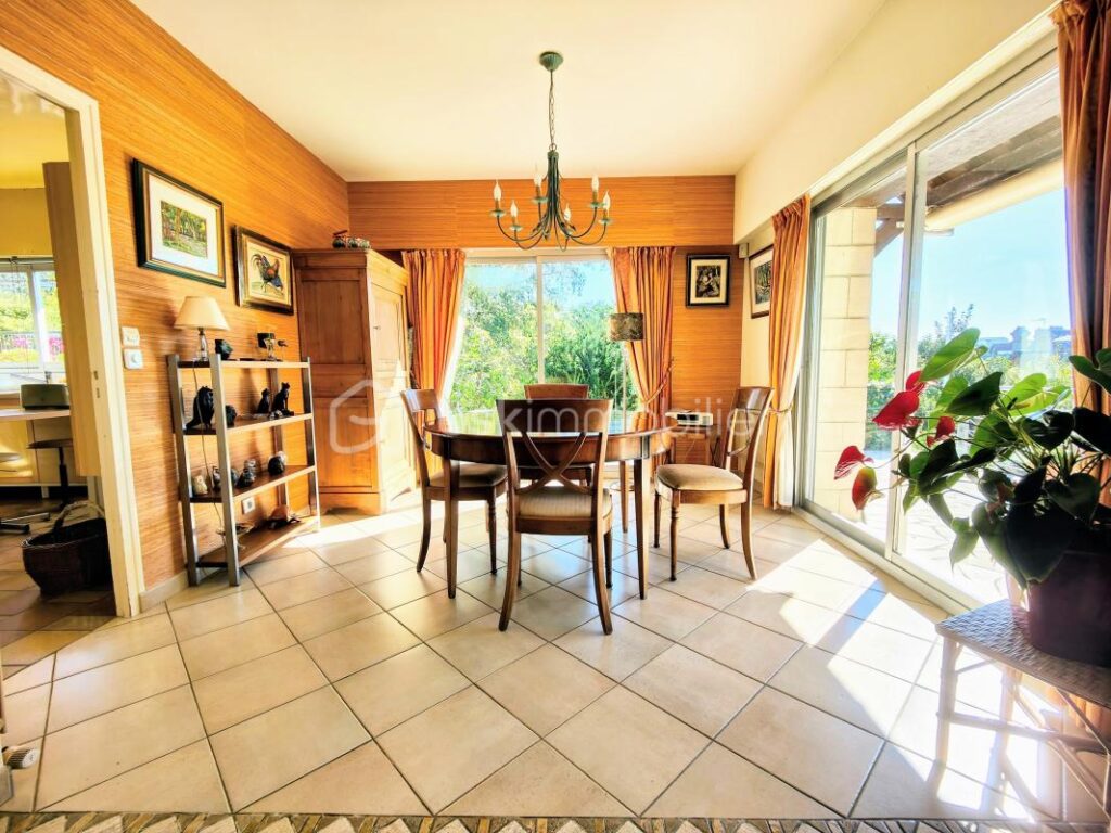 Plein centre, maison familiale av 5 ch sous-sol et jardin clos arboré ! – 8 pièces – 4 chambres – 180 m²