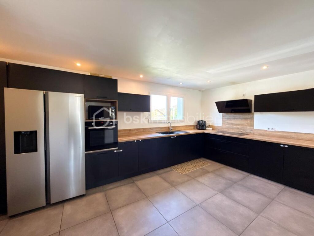 Maison contemporaine 2015 – 140m2 – 5,12 ares de terrain – 5 pièces – 4 chambres – 140 m²