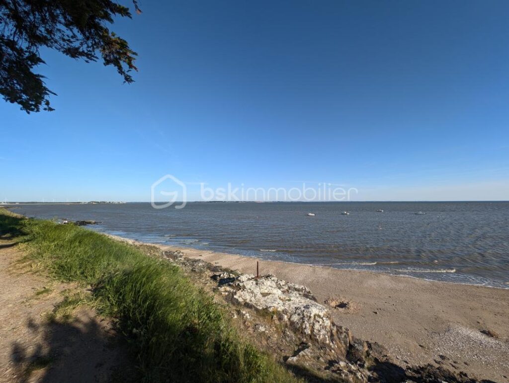 AMBON / TERRAIN CONSTRUCTIBLE / VUE MER / 200 M DE LA PLAGE – NR pièces – NR chambres – 4740 m²