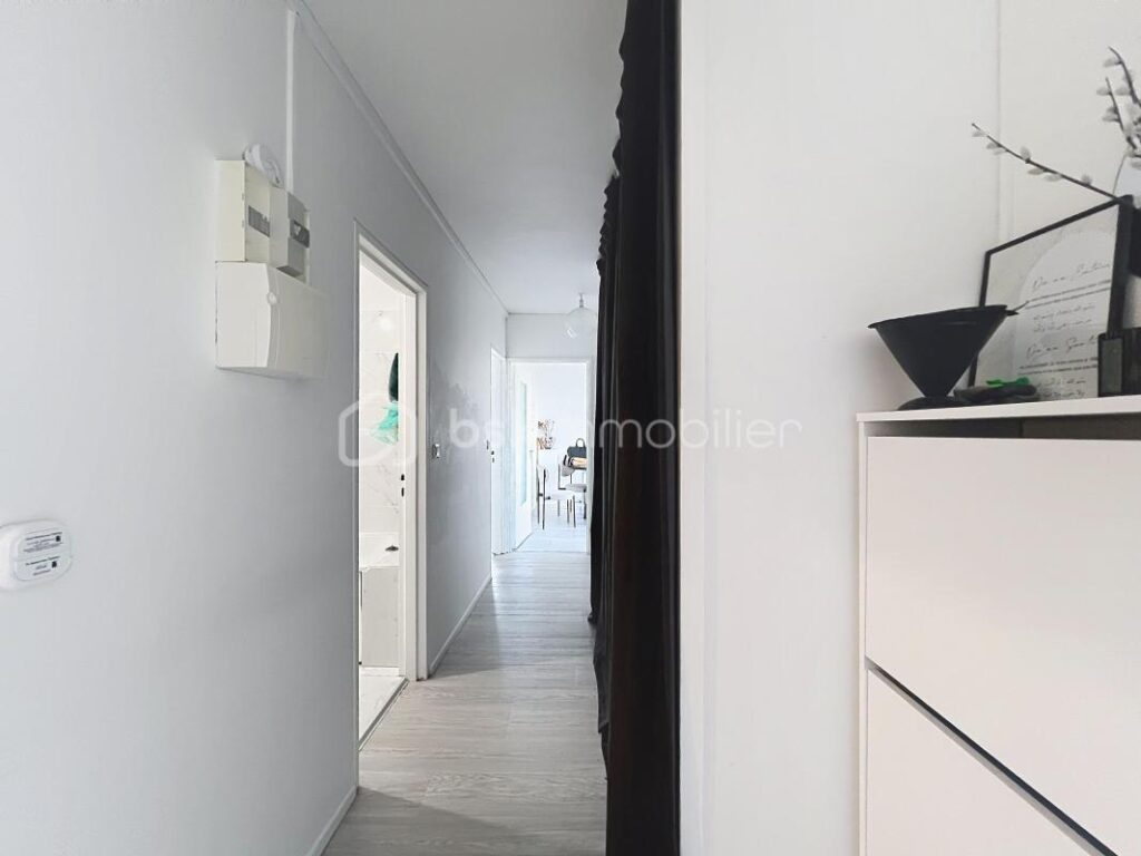 RARE EN CENTRE-VILLE – APPARTEMENT 3 PIÈCES RÉNOVÉ AVEC PARKING ET VUE SEINE – 3 pièces – 2 chambres – 64 m²