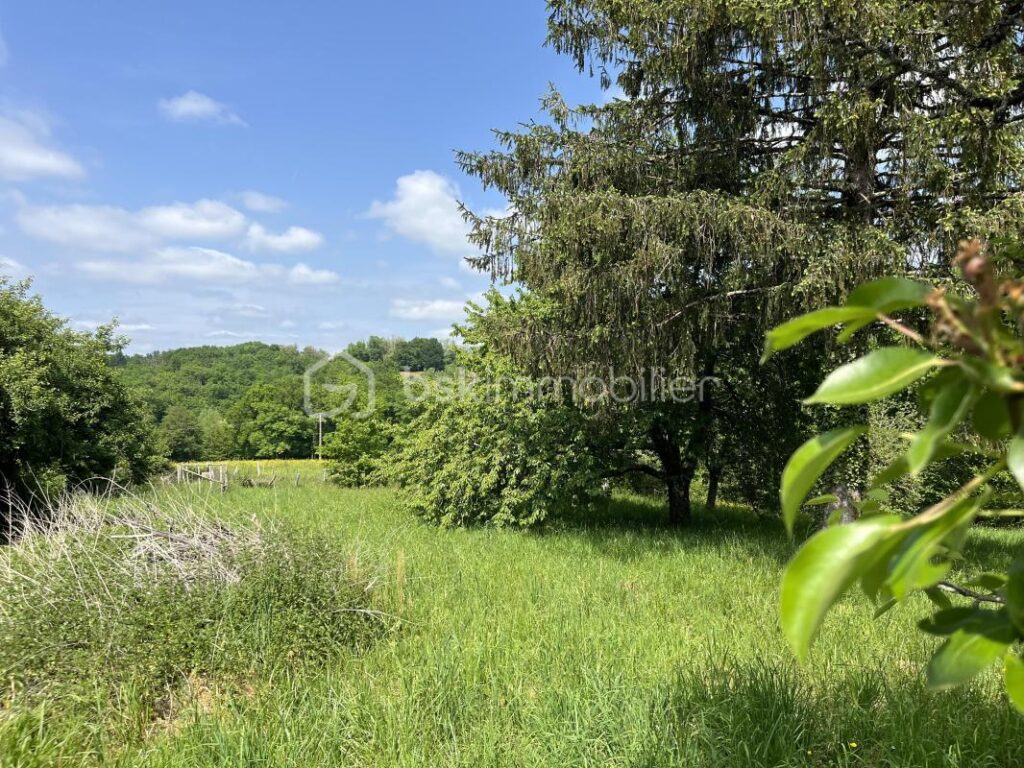 Terrain avec vue sur la campagne – Cadre verdoyant et préservé – NR pièces – NR chambres – 1587 m²