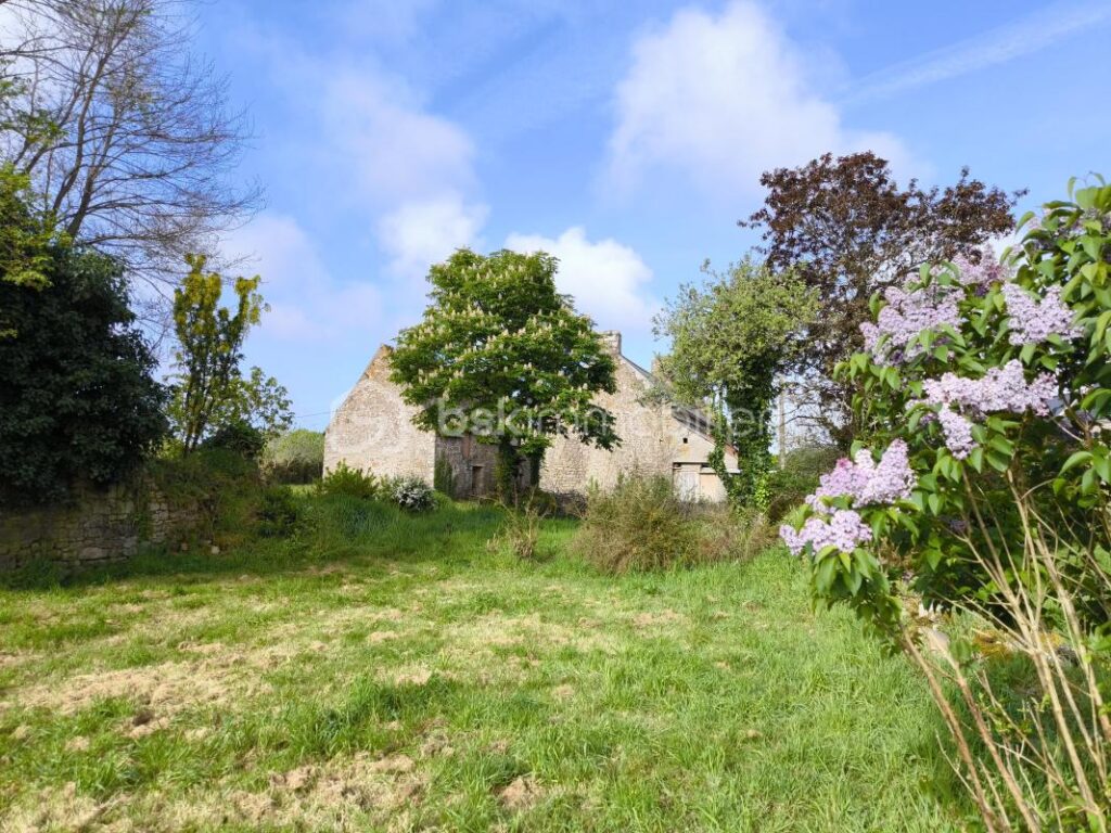 Longère en pierre 200 m² + dépendance – terrain 2 000 m² – A pied des sentiers côtiers – 6 pièces – 5 chambres – 200 m²
