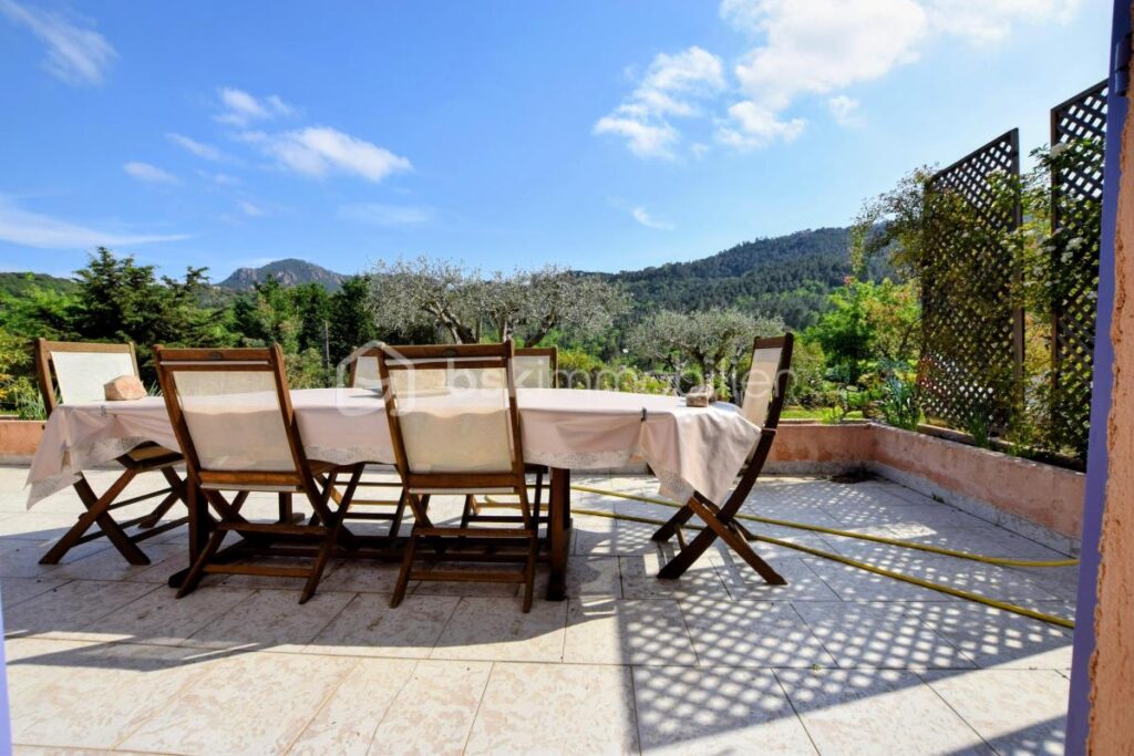 Superbe villa de 148 m2 sur une terrain de 2400 m2 – 5 pièces – 4 chambres – 148 m²