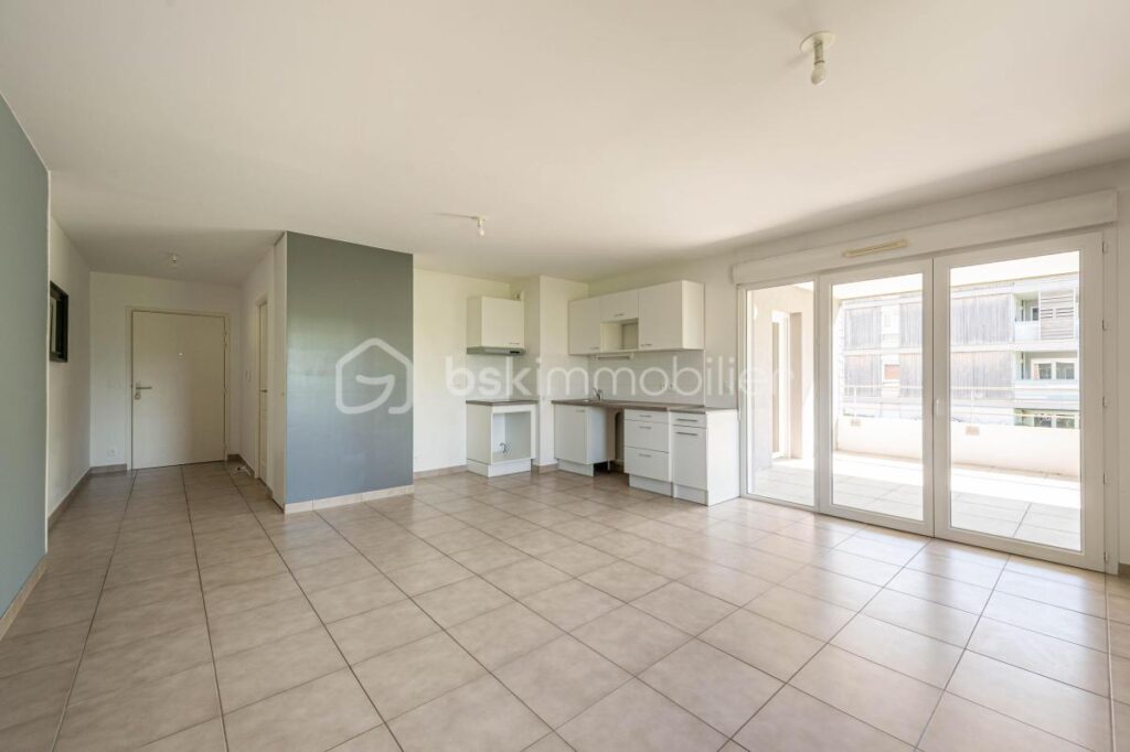 Joli T3 en étage avec terrasse couverte et vue dégagée / Stationnement privatif en sous-sol – 3 pièces – 2 chambres – 64 m²
