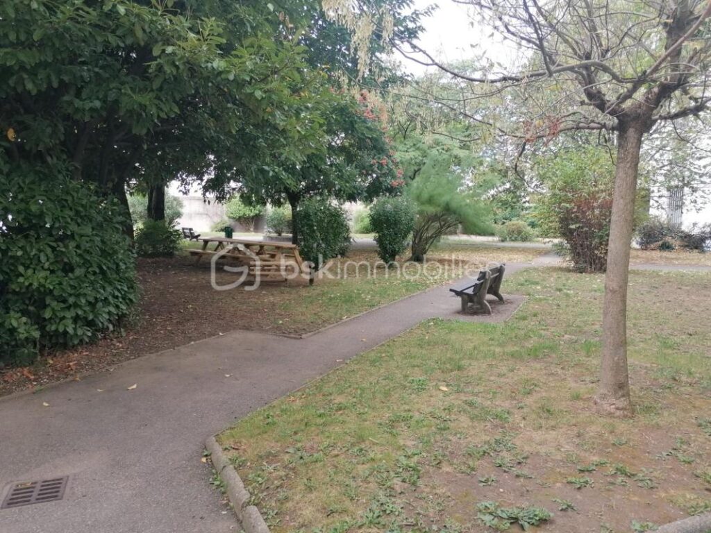 APPARTEMENT avec cave privative et un garage – 4 pièces – 2 chambres – 70 m²