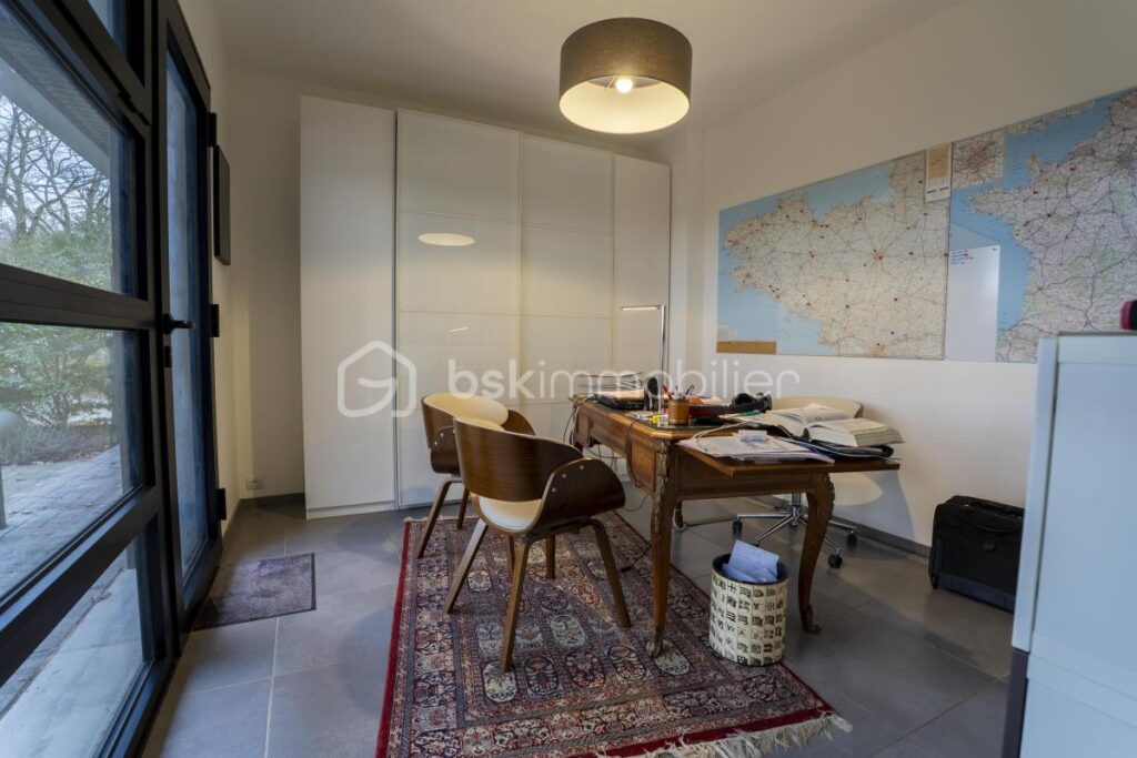 Maison d’architecte contemporaine lumineuse de 281m² proche du bourg de Chavagne – 6 pièces – 5 chambres – 281 m²