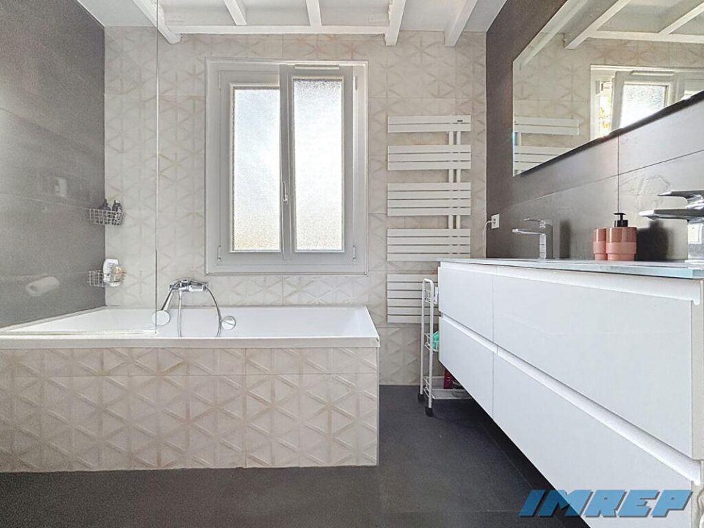 13013 Plan de Cuques Maison avec jardin piscine garage – 5 pièces – 4 chambres – 130 m²