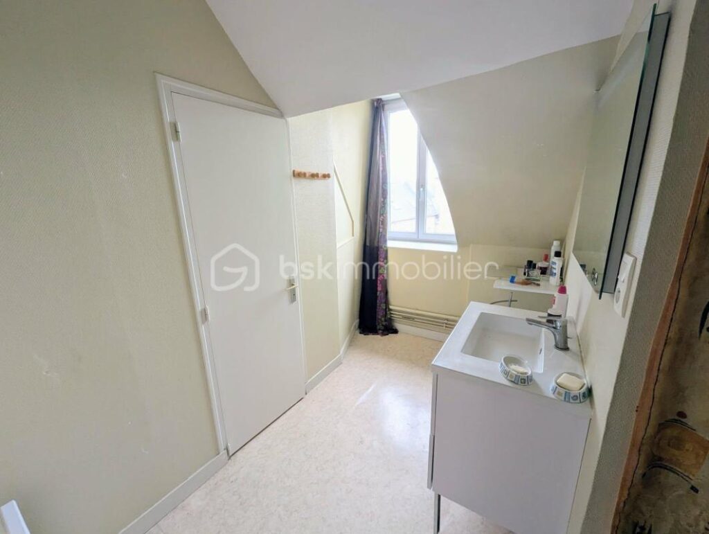 Appartement à vendre – Cœur de ville de FOUGERES avec vue sur le beffroi – 4 pièces – 2 chambres – 63 m²