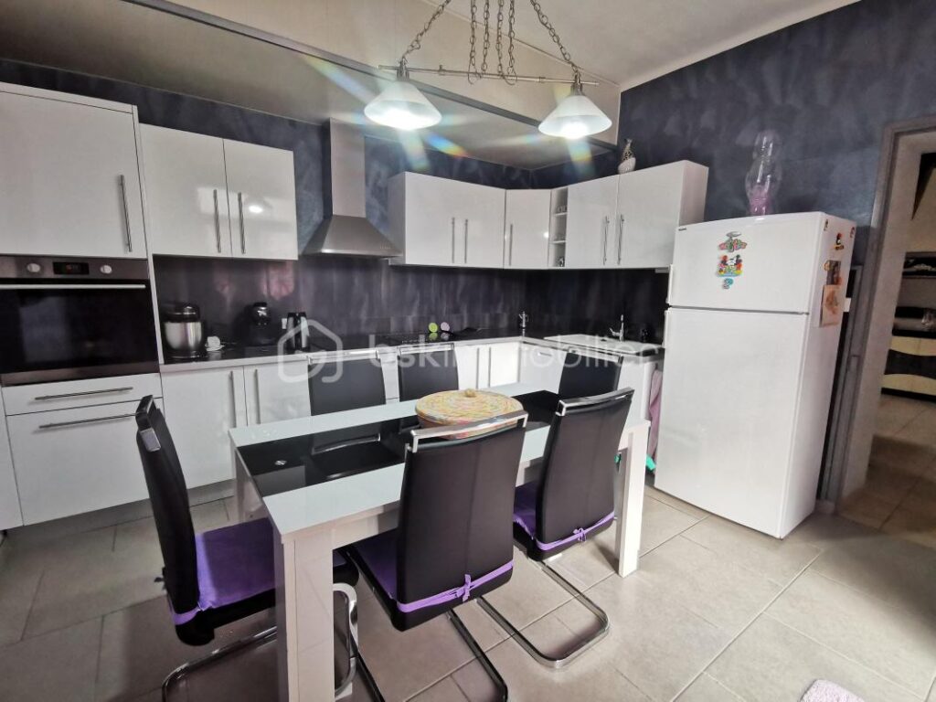 LIVET ET GAVET 38220- Charmante maison familiale de 109m² 3 chambres, bureau, jardin à la vue dégagée – 6 pièces – 3 chambres – 109 m²