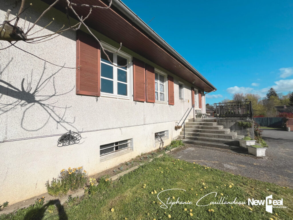 Grande maison à rénover sur grand terrain plat sur les hauteurs d’Aix les Bains – 7 pièces – 5 chambres – 177 m²