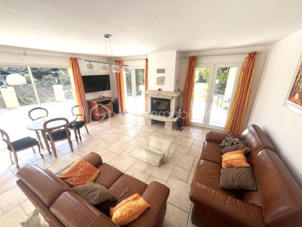 VILLA T4 + T2 – Saint Paul En Forêt – Vue exceptionnelle, au calme avec un fort potentiel ! – 6 pièces – 4 chambres – 145 m²