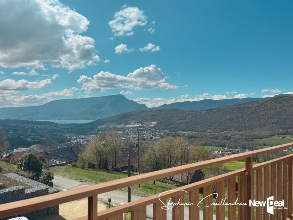 Jolie maison en parfait état avec grand terrain, piscine et belle vue lac à Grésy sur Aix – 5 pièces – 4 chambres – 119 m²