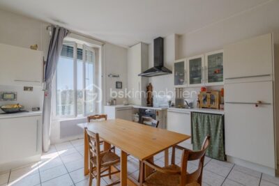 Charmant T3 traversant en duplex au sein d&rsquo;une petite copropriété à MONTCHAT Lyon 3 – 3 pièces – 2 chambres – 63 m²