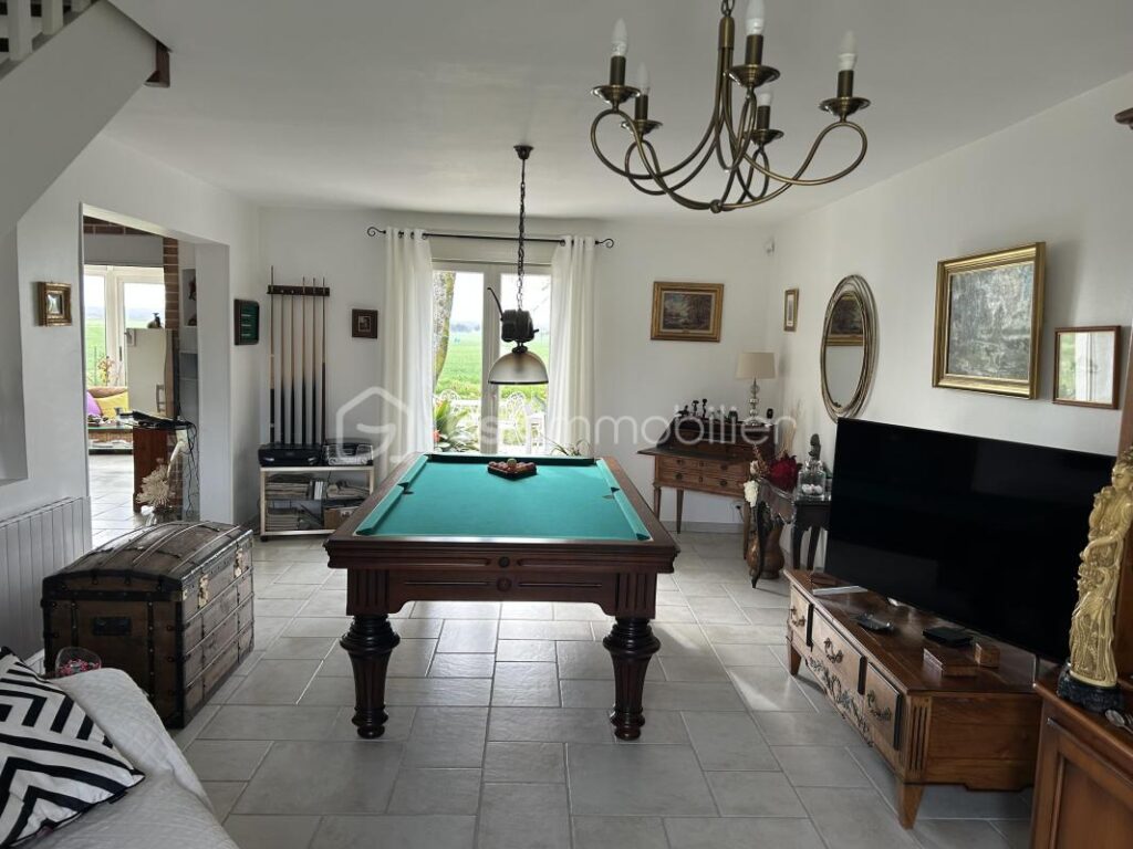 Maison spacieuse et lumineuse de 145m² avec terrasse agréable – 7 pièces – 3 chambres – 145 m²