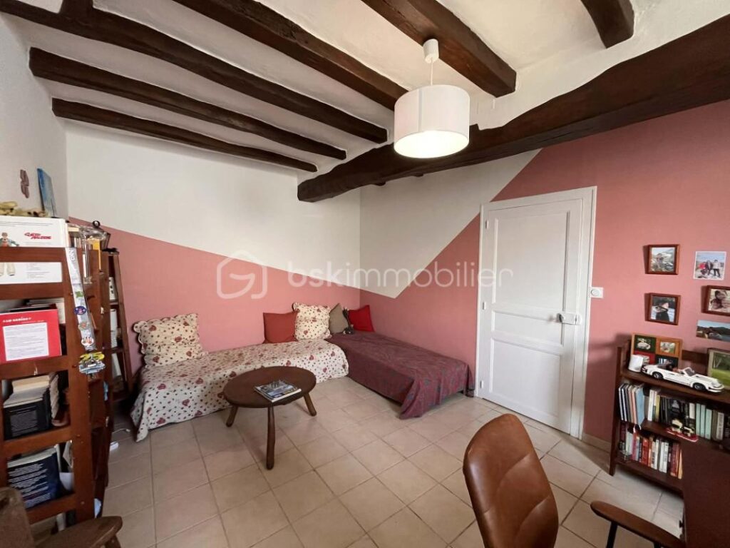 Maison 5 chambres sur jardin clos – GESTE – 260 000 € HAI – 8 pièces – 5 chambres – 166 m²