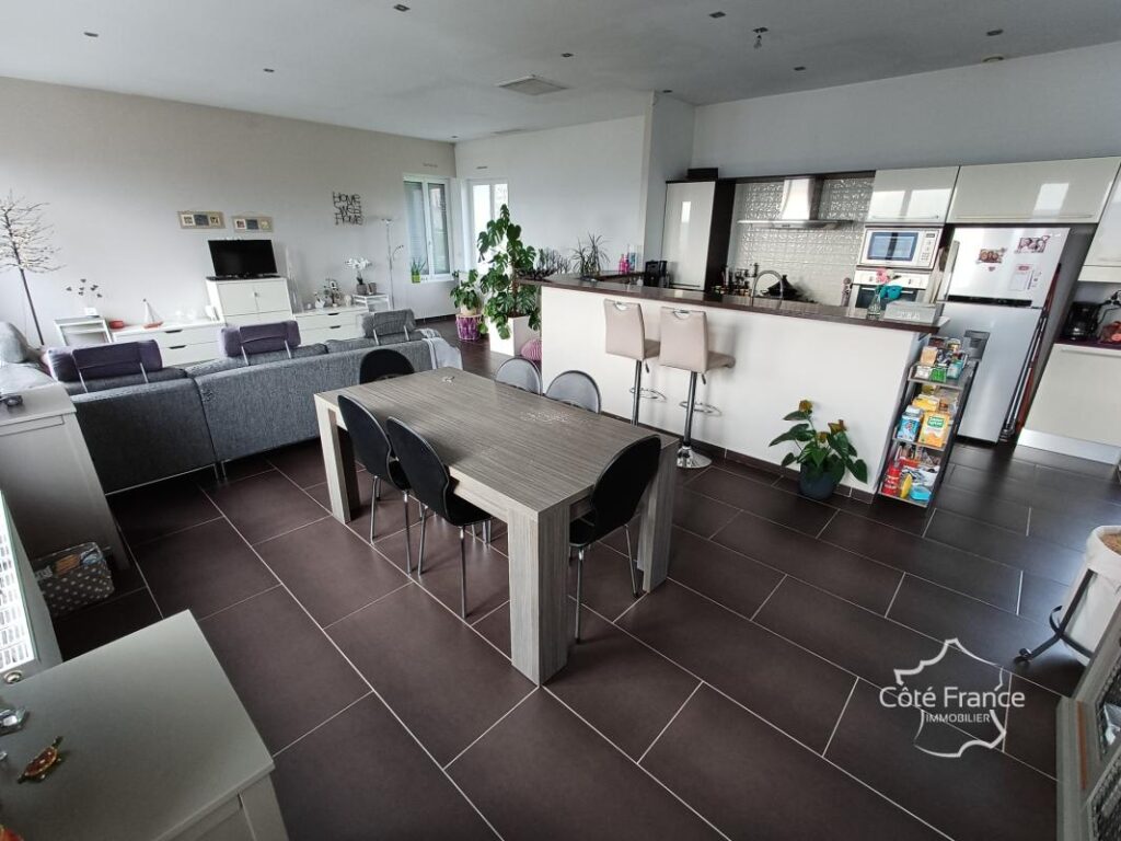 Loft de 129 m2 entièrement rénové, comprenant 4 pièces, dont – 4 pièces – 3 chambres – 129 m²