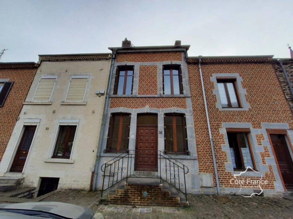 Revin 08. Maison 102 m2. Trois chambres et garage – 4 pièces – 3 chambres – 102 m²