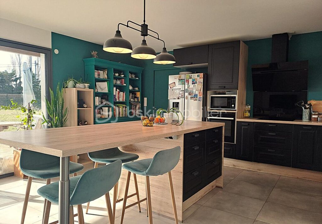 Maison en bois T6 sur 3580 m² – 6 pièces – 4 chambres – 136 m²