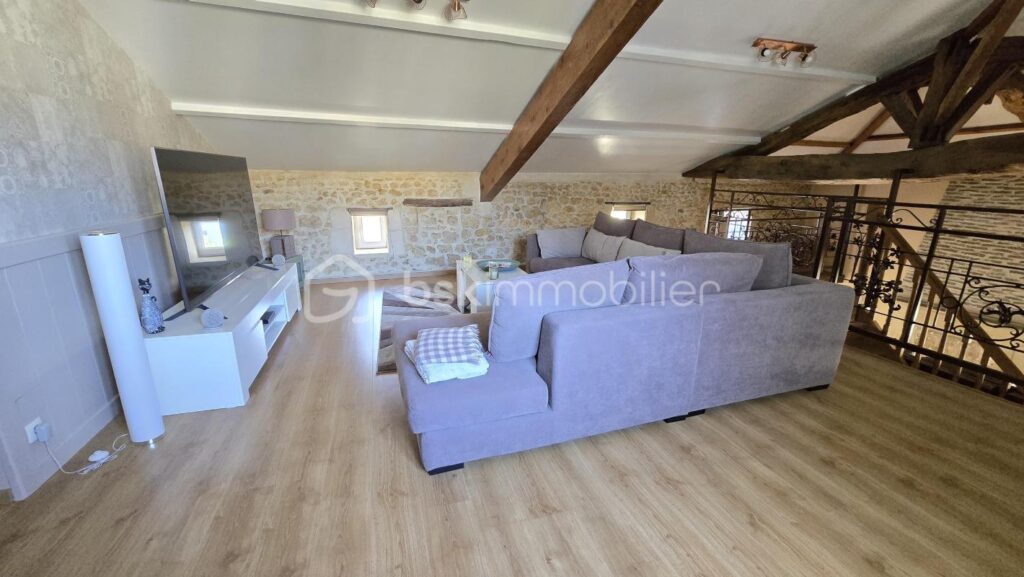 Maison en pierre avec 100m2 de dépendances – 7 pièces – 3 chambres – 172 m²