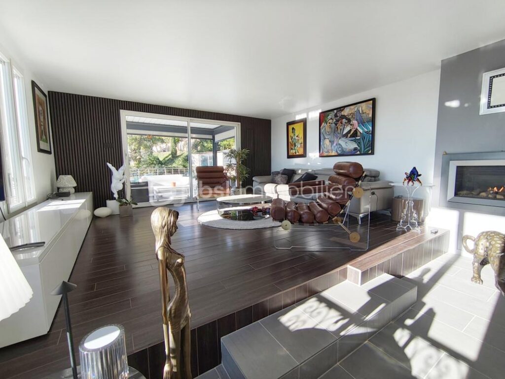 Villa d&rsquo;exception 270m², 2 appartements, piscine, vue – 7 pièces – 5 chambres – 264 m²