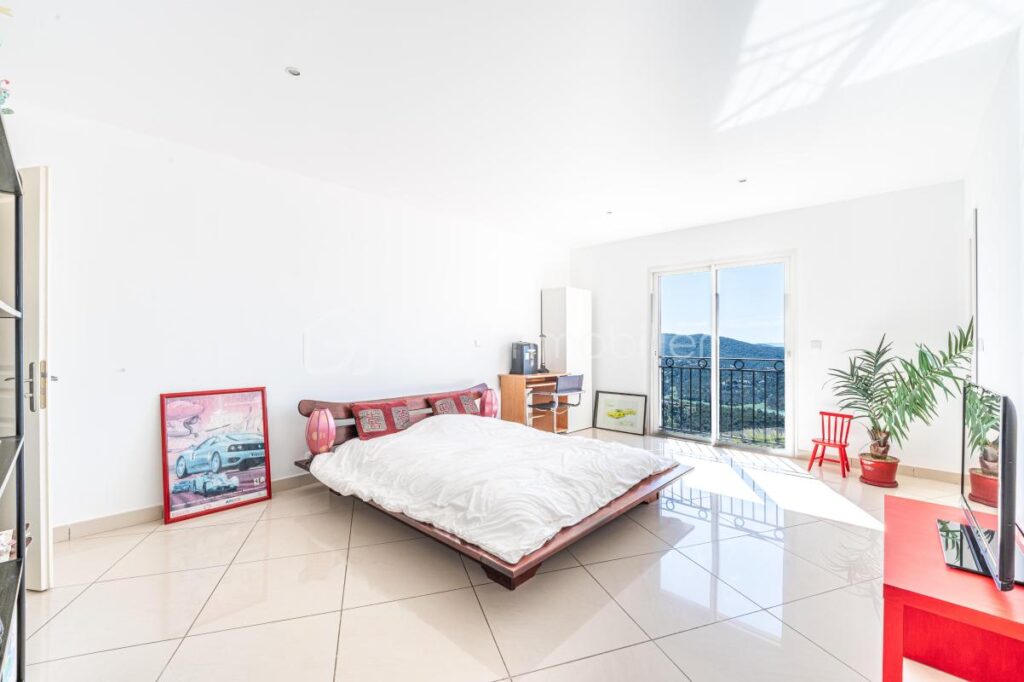 Belle propriété de 230 m² avec vue mer panoramique sur les îles d&rsquo;or – Piscine et ascenseur – 6 pièces – 4 chambres – 230 m²