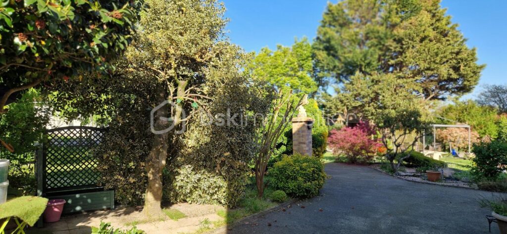 Maison familiale avec T2 indépendant, grands volumes, piscine et magnifique jardin – 5 mns de Dax – 6 pièces – 4 chambres – 200 m²