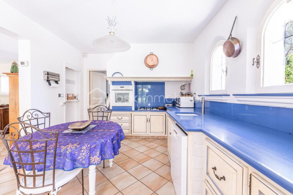 DPT VAR 83 : VERITABLE HAVRE DE PAIX – 6 pièces – 4 chambres – 160 m²