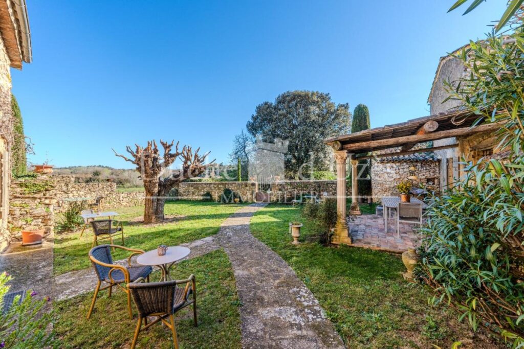 Maison – 7 pièces – 4 chambres – 275 m²