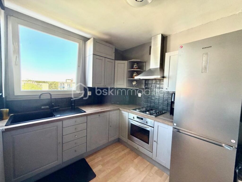 Résidence Bellevue/ F3 dernière étage / une place de parking/ et une cave – 3 pièces – 2 chambres – 61 m²